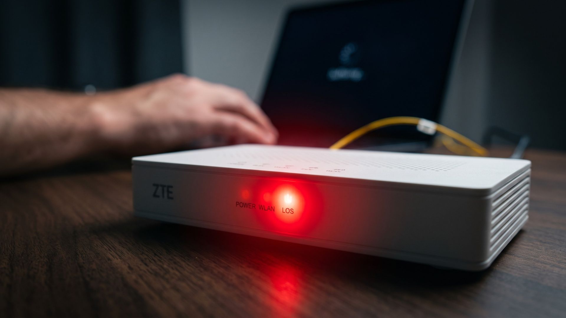 Lampu LOS Merah Berkedip pada Modem ZTE? Tenang, Ini Penyebab & Solusi Cepatnya